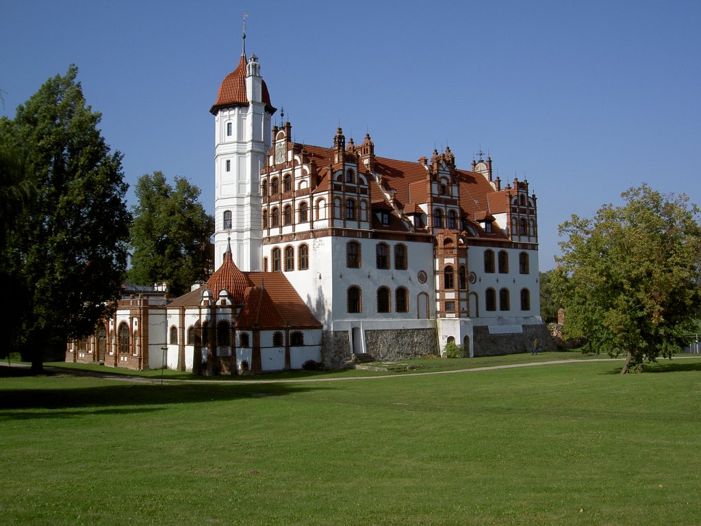 Schloss Basedow am Malchiner See, erbaut ab 1467 von der Adelsfamilie Hahn, umgebaut 1552 im Stil der Renaissance (16.09.2012)