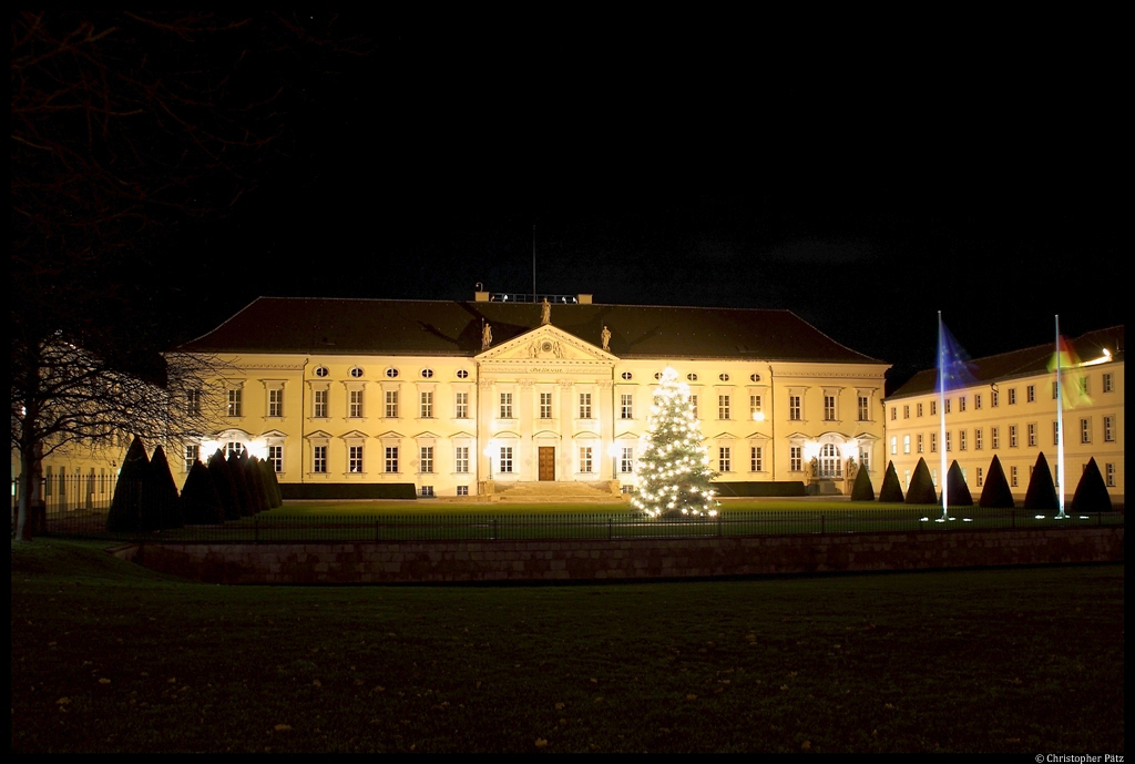 Schloss Bellevue mit Weihnachtsbaum am 09.12.2011.
