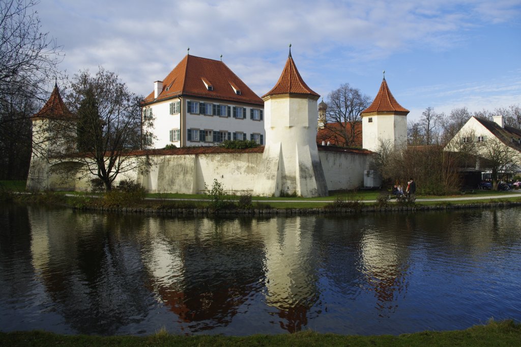 Schloss Blutenburg im Stadtteil Obermenzing, heute Sitz der Intern. Jugendbibliothek, erbaut von 1431 bis 1440 als Wasserburg fr Herzog Albrecht III. 
(20.11.2011)