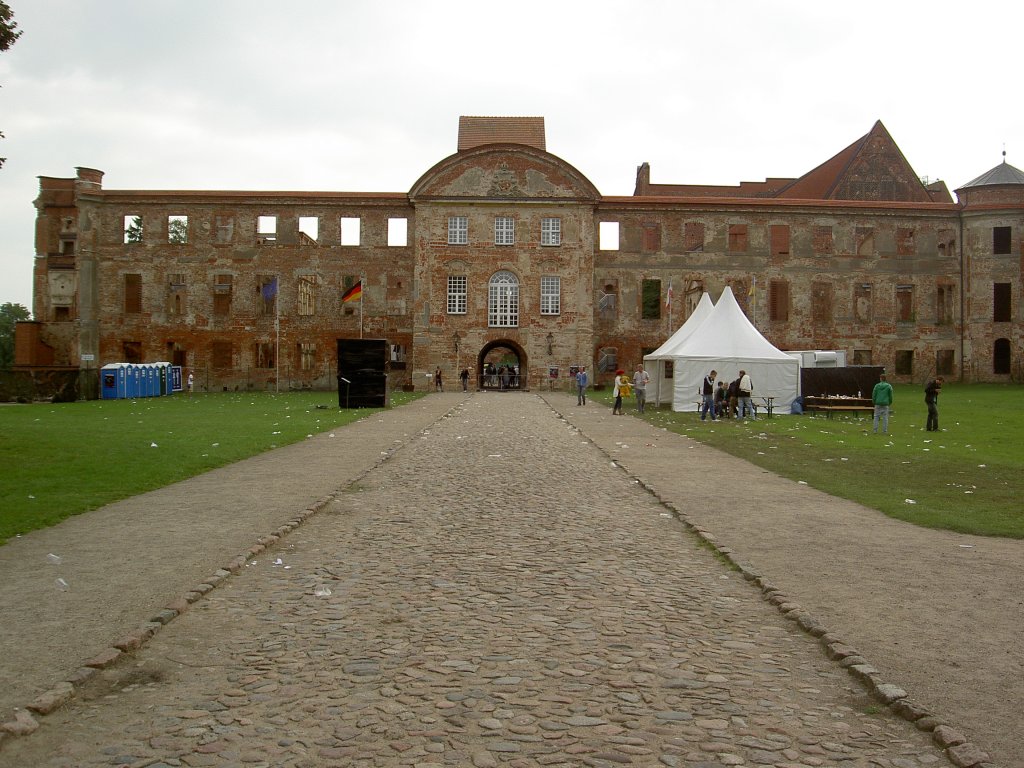 Schloss Dargun, ehem. Zisterzienserkloster, ab 1552 Nebenresidenz des herzogl. 
Hauses Mecklenburg-Gstrow, 1637 verwstet von kaiserlichen Truppen von General 
Gallas (16.09.2012)