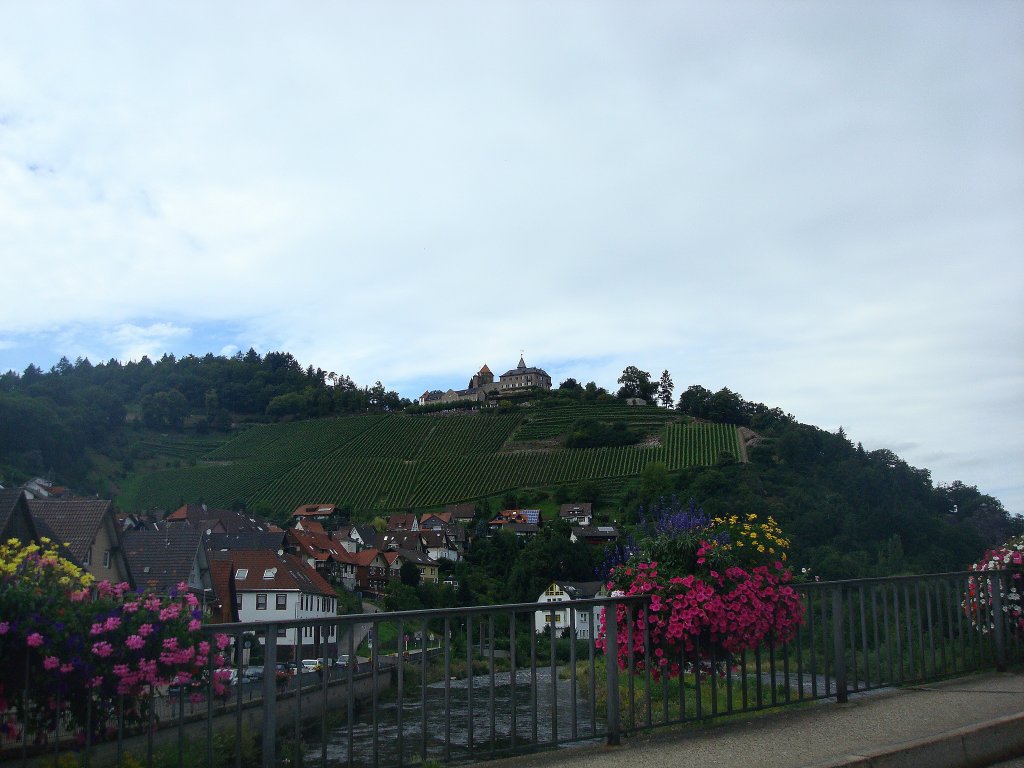Schlo Eberstein bei Gernsbach im Schwarzwald,
liegt 130m hoch ber der Murg, 1272 erstmals erwhnt, heute Hotel und Restaurant,
Aug.2010