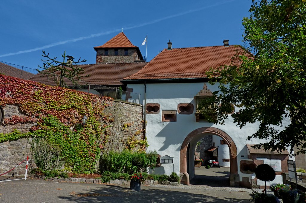 Schlo Eberstein im Murgtal, das Burgtor im Renaissancestil wurde 1602-09 errichtet,
Sept.2011