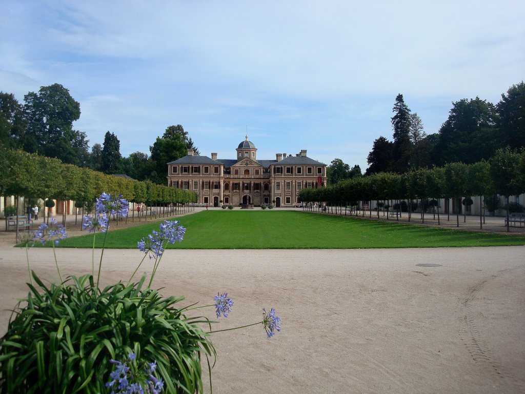 Schlo Favorite in Rastatt-Frch, die Vorderansicht,
dieses Barockkunstwerk wurde 1710-30 von Joh.M.L.Rohrer erbaut,
kann besichtigt werden,
Aug.2010