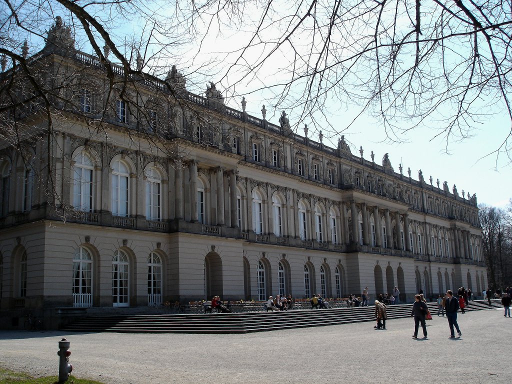 Schlo Herrenchiemsee, die fast 100m lange Gartenfassade nach dem Vorbild von Versailles, erbaut 1878-85, April 2005