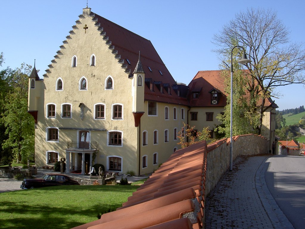 Schloss Hopferau, dreigeschossiger Satteldachbau, im Kern um 1468, umgestaltet von 
1830 bis 1840 (04.10.2011)