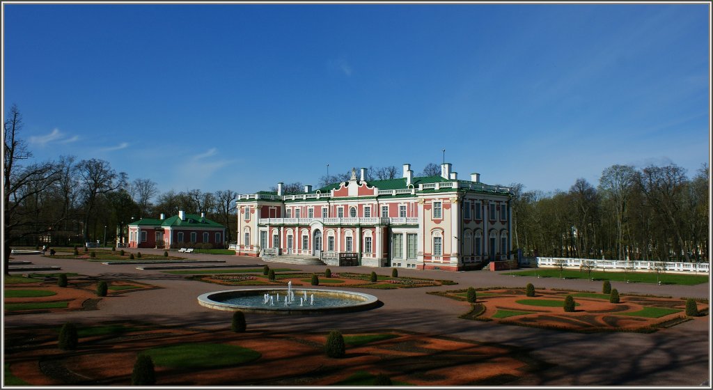 Schloss Kadriorg,wurde vom Zar Peter I. bei einem italienischen Architekten in Auftrag gegeben und war 1718 fertig erbaut.
Heute ist in dem Schloss ein Kunstmuseum untergebracht.
(06.05.2012) 