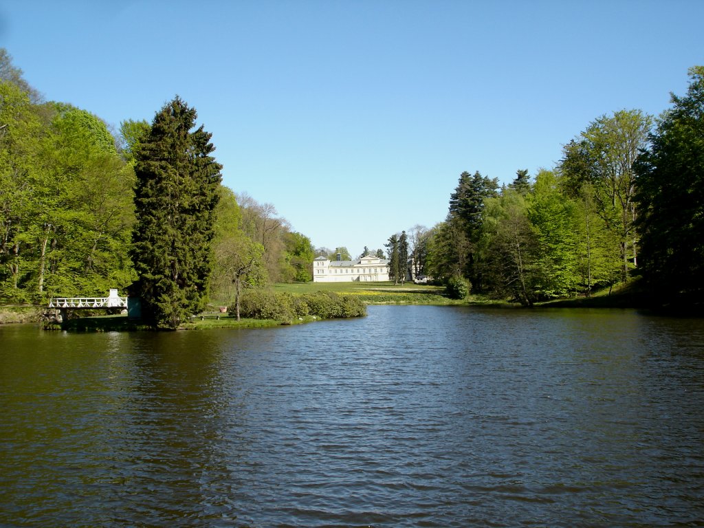 Schlo Knigswart im Egerland, Blick ber den Schloteich und den Park zum Schlo, April 2007