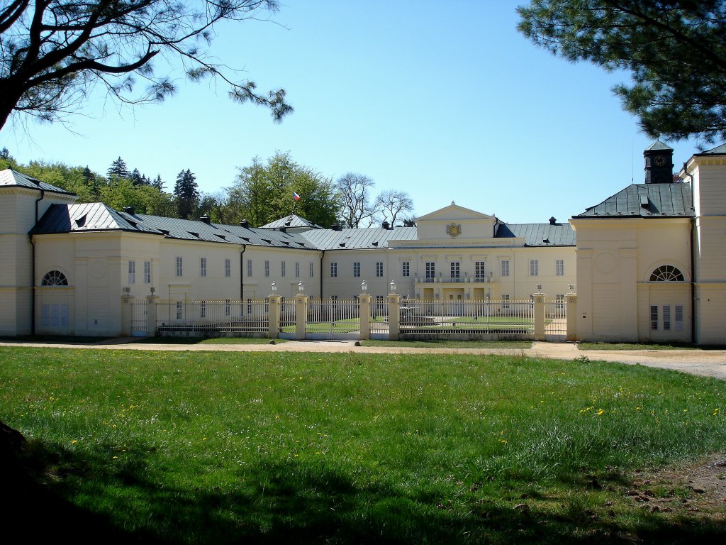 Schlo Knigswart im Egerland,
der sterreichische Kanzler Metternich lies sich das ehemalige Barockschlo 1821-36 im Wiener Klassizismus-und Empirestil umbauen,
kann seit 2000 besichtigt werden, beherbergt eine wertvolle Bibilothek und den Nachla des franzsischen Dichters Alexandre Dumas, gehrt seit 2008 zur Liste des Europischen Kulturerbes,
2007 