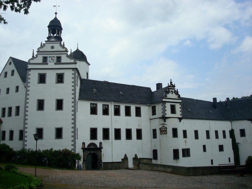 Schlo Lauenstein in Sachsen,
das Hauptgebude des Renaissancewohnschloes aus dem 16./17.Jahrhunderts,
Juni 2010