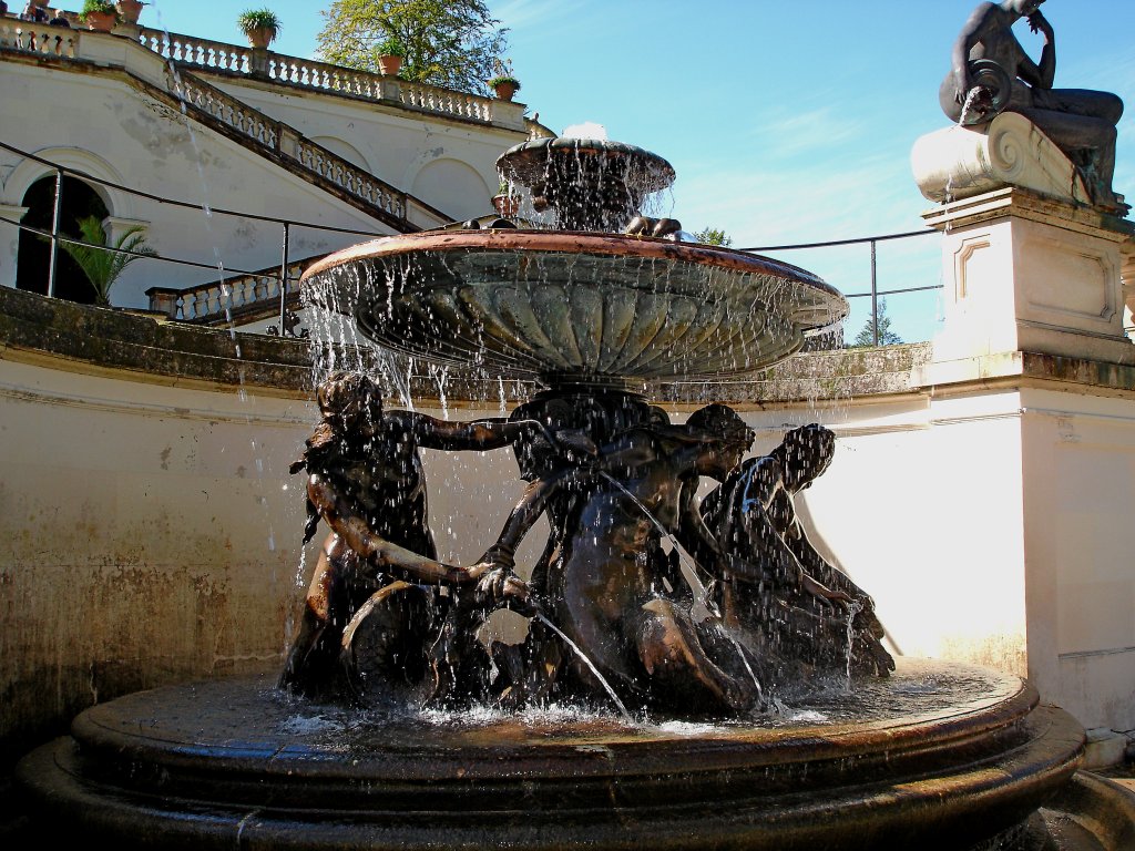 Schlo Linderhof in Bayern, der Brunnen unterhalb des Venustempels, Aug.2006