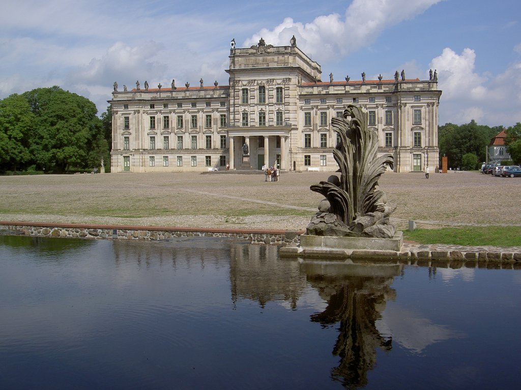 Schloss Ludwigslust, erbaut von 1772 bis 1776 von Architekt Johann Joachim Busch 
(11.07.2012)