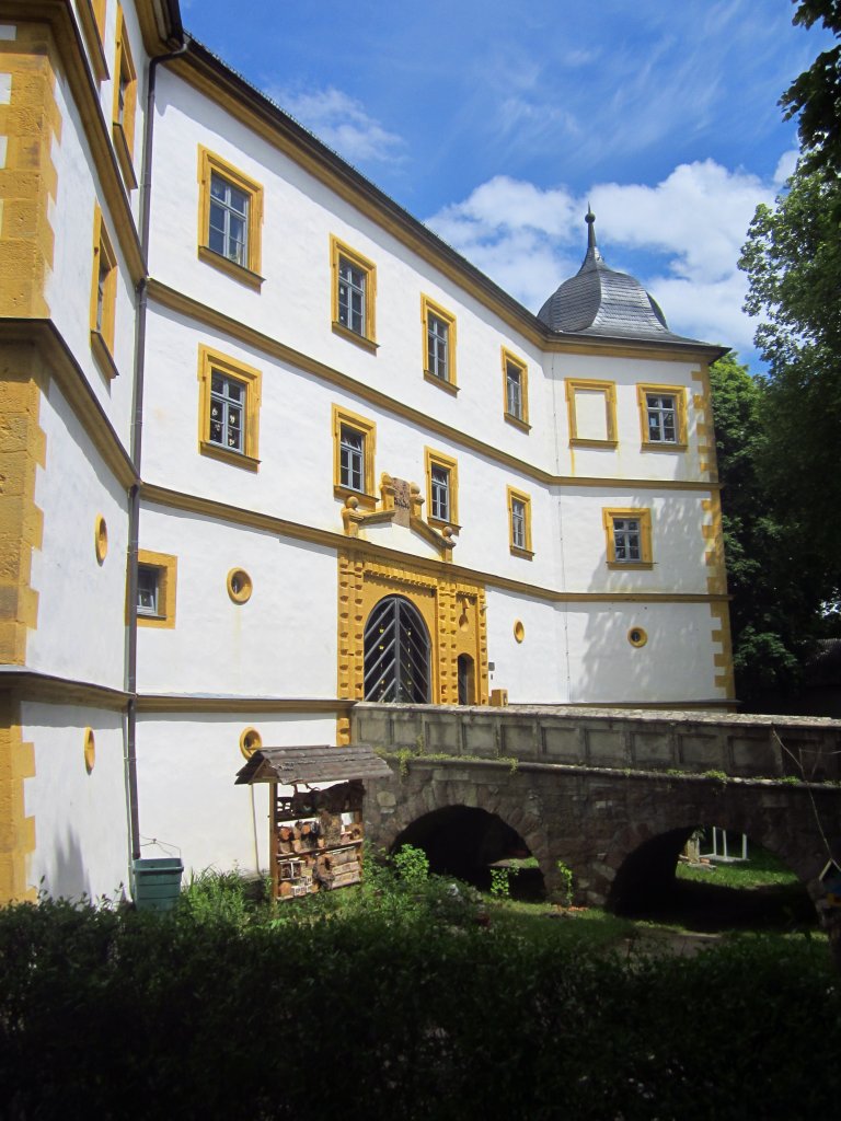 Schloss Marisfeld, erbaut von 1663 bis 1665, Trme mit welschen Hauben, heute 
Kinderheim, Kreis Hildburghausen (10.06.2012)