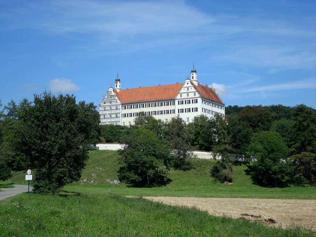 Schlo Mochental am Fue der Schwbischen Alb,
das 3-flgelige Renaissanceschlo mit 365 Fenstern wurde 1730-33 erbaut,
beherbergt seit 1985 eine Kunstgalerie und das Besenmuseum,
Sept.2010 