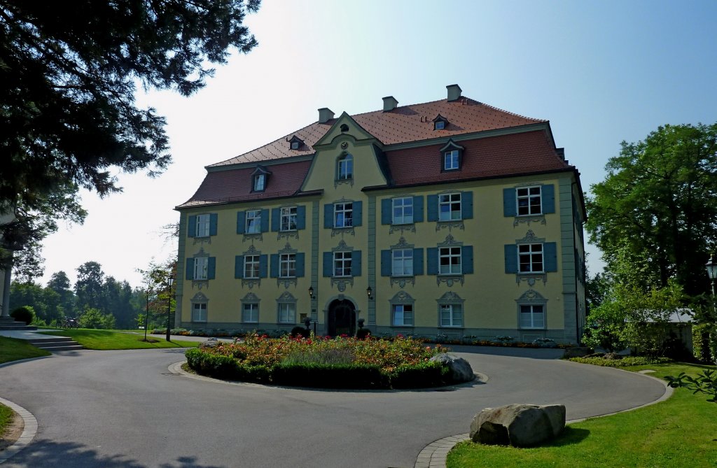 Schloß Neutrauchburg bei Isny, die Straßenseite, erbaut 1785-86, seit 2008 ein 4-Sterne-Hotel, Aug.2012