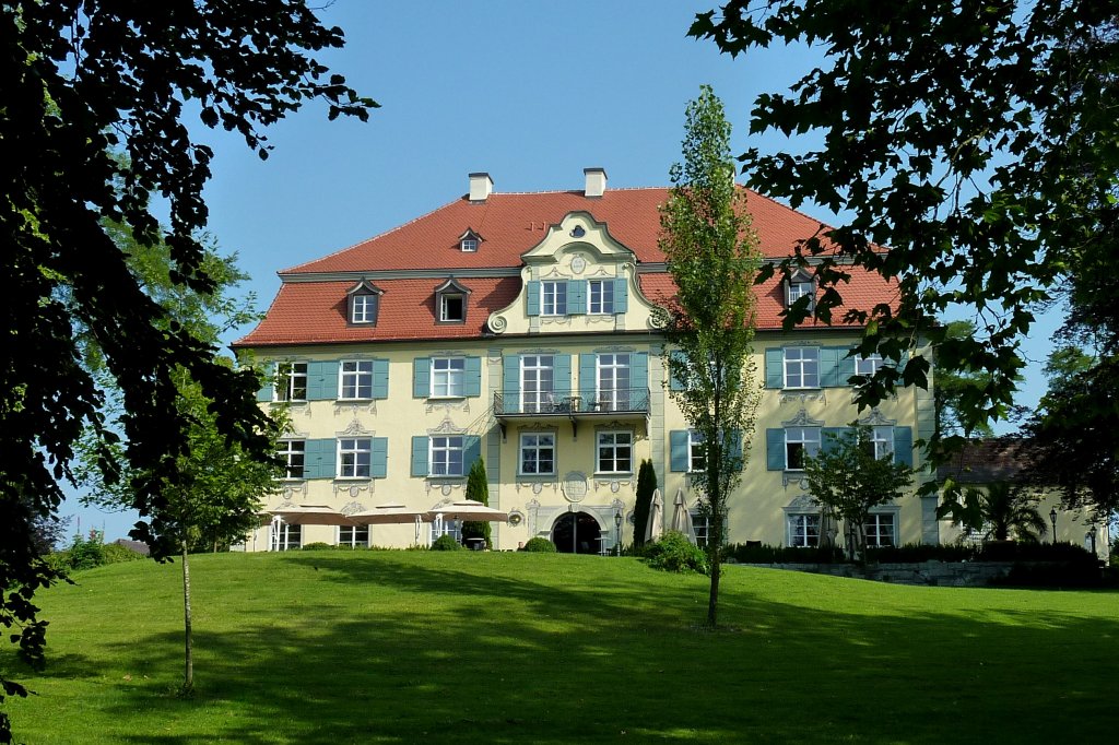 Schlo Neutrauchburg, die Gartenseite, seit 2008 ein 4-Sterne-Hotel, Aug.2012