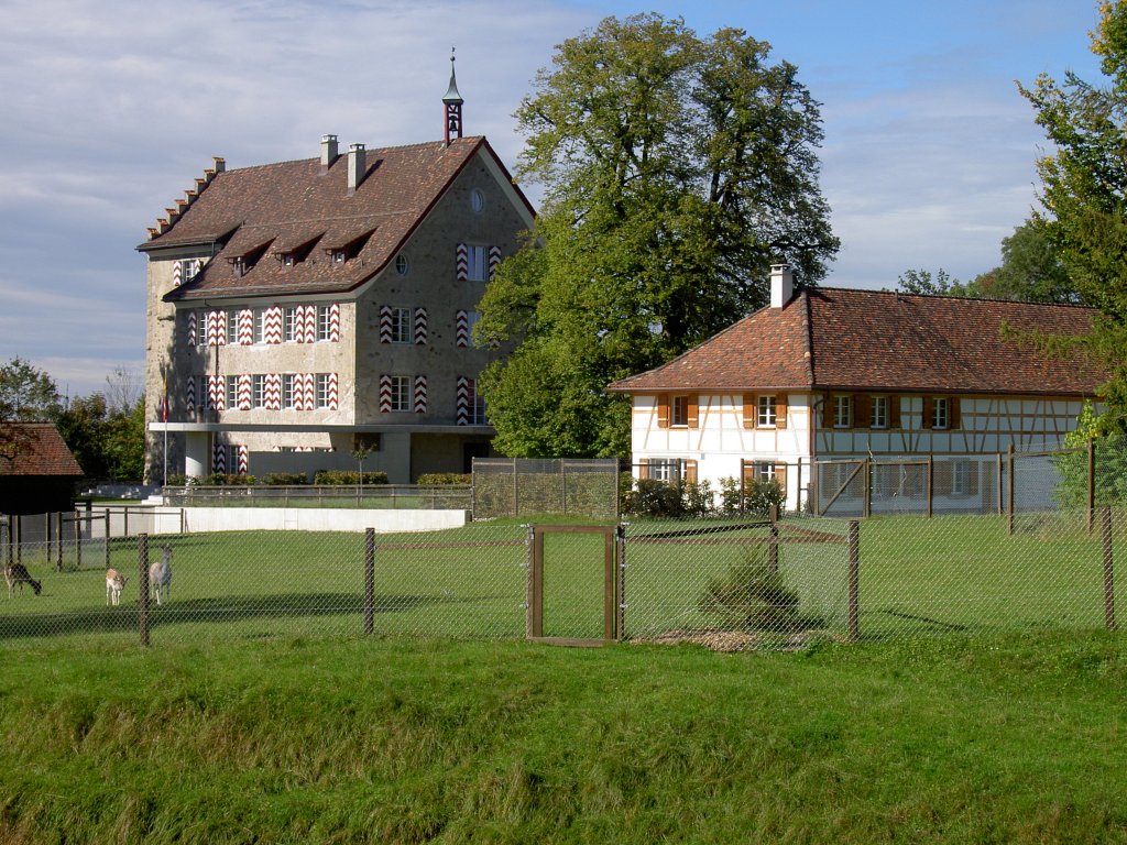 Schloss Oetlishausen bei Hohentannen, erbaut ab 1176, von 1953 bis 2007 Schulheim 
fr Hauswirtschaftskurse, 2007 verkauft an eine Privatperson (02.10.2010)