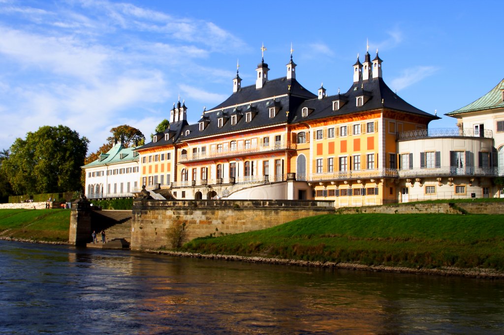 Schlo Pillnitz in Dresden von der Elbe aus gesehen. (Aufnahme vom 06.10.2011)