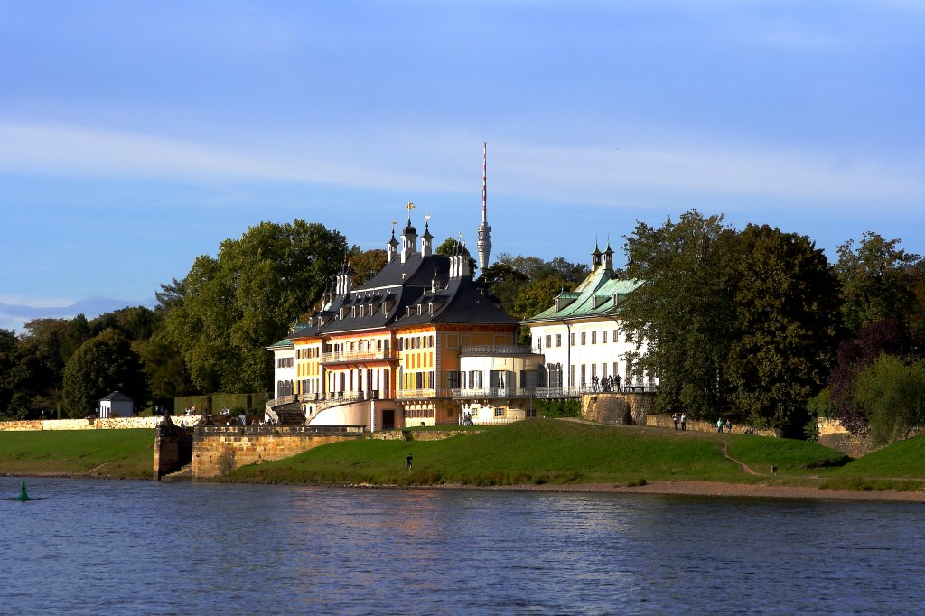 Schlo Pillnitz in Dresden, gesehen am 06.10.2011 vom Fahrgastschiff  August der Starke  aus. Interessant fand ich hier den Kontrast zwischen historischer Architektur im Vordergrund und Moderne im Hintergrund (Fernsehturm in Dresden-Wachwitz).