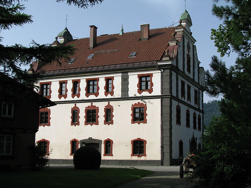 Schlo Rauhenzell, erbaut 1555 von den Herren von Laubenberg, 1878 umgebaut im 
Barock Stil, heute im Besitz der Freiherrn von Lerchenfeld, Kreis Oberallgu 
(01.11.2011)