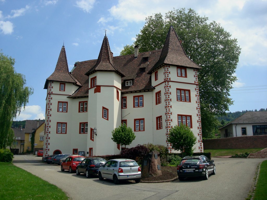 Schloß Schmieheim im gleichnamigen Ort in der Ortenau,
das dreitürmige, ländliche Renaissanceschlößchen entstand 1606-09,
heute im Gemeindebesitz,
Mai 2010 