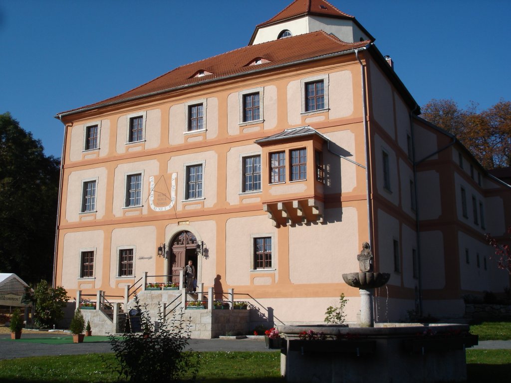 Schlo Schnberg am Kapellenberg, im sdlichsten Teil des schsischen Vogtlands, der ehemalige Rittersitz wurde 1685 zum Schlo umgebaut, nach totalem Verfall in der  DDR  1994 privatisiert und aufwendig restauriert, heute mit Cafe und Konzertsaal, Okt.2006