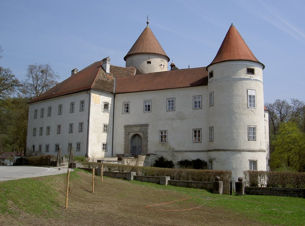Schloss Schwertberg, erbaut im 14. Jahrhundert, Umbau 1608 auf die heutige Gre, 
seit 1911 im Besitz der Grafen Hoyos, Mhlviertel (21.04.2013)