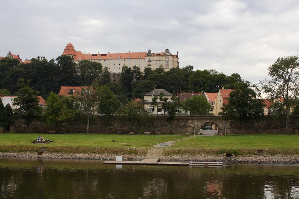 Schlo  Sonnenstein  in Pirna. Es wurde um 1200 erbaut und befindet sich ca 70 m ber der Elbe. (Aufnahme am 30.08.2012 vom Personendampfer  Meissen  aus)