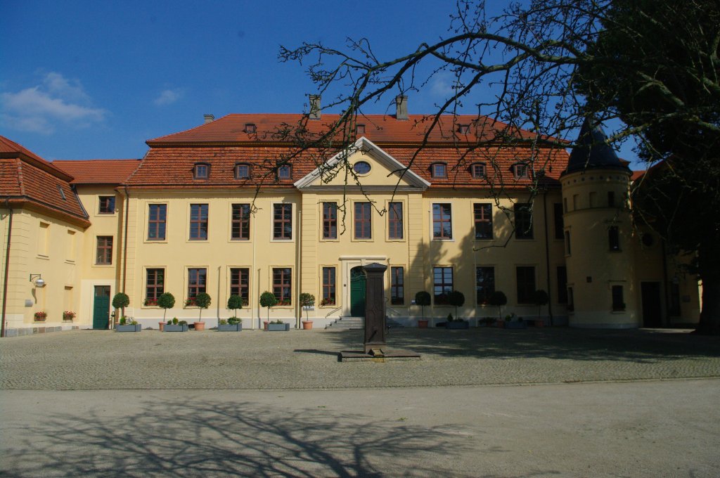 Schloss Stavenhagen, erbaut 1740, Rundturm von 1890, heute Verwaltungssitz und 
Standesamt von Stavenhagen (16.09.2012)