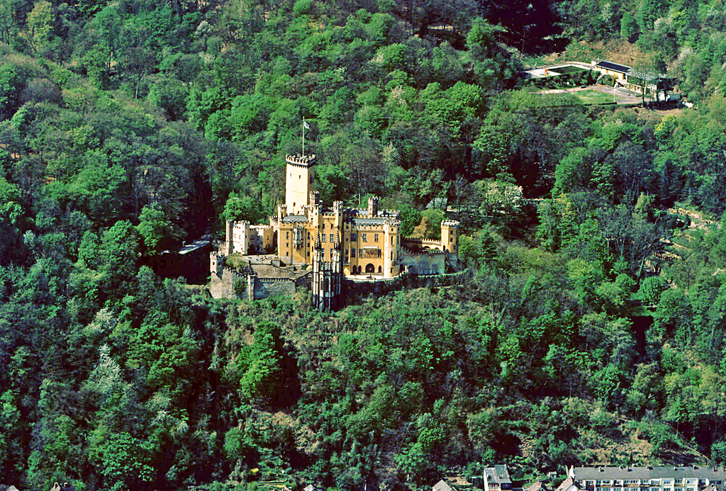 Schlo Stolzenfels am Rhein, sdlich von Koblenz. Scan einer alten Luftaufnahme aus dem Anfang der 90iger Jahre. 