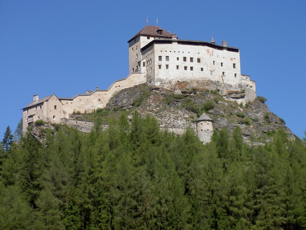 Schloss Tarasp, erbaut ab dem 11. JH, sdl. Wohnbauten aus dem 16. JH, Heutiger 
Bestand im Innern vorwiegend von 1907 bis 1916, Graubnden (22.08.2010)