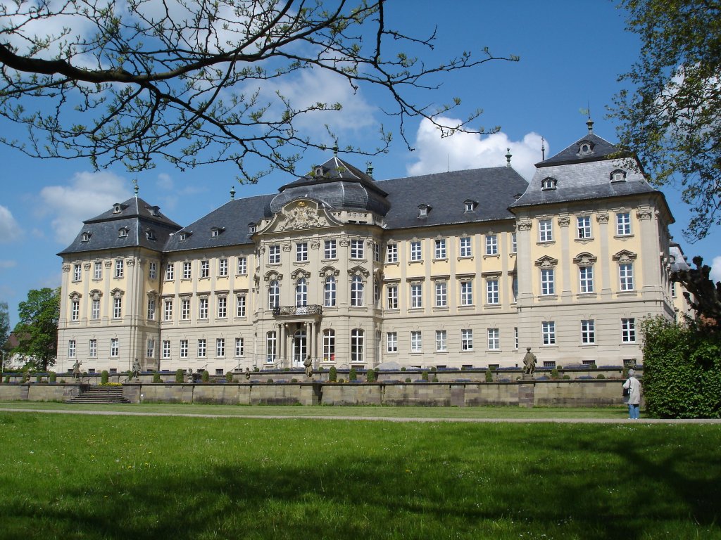 Schlo Werneck im Landkreis Schweinfurt,
1733-46 von Balthasar Neumann als barockes Sommerschlo errichtet,
beherbergt heute verschiedene Kliniken,
Mai 2005