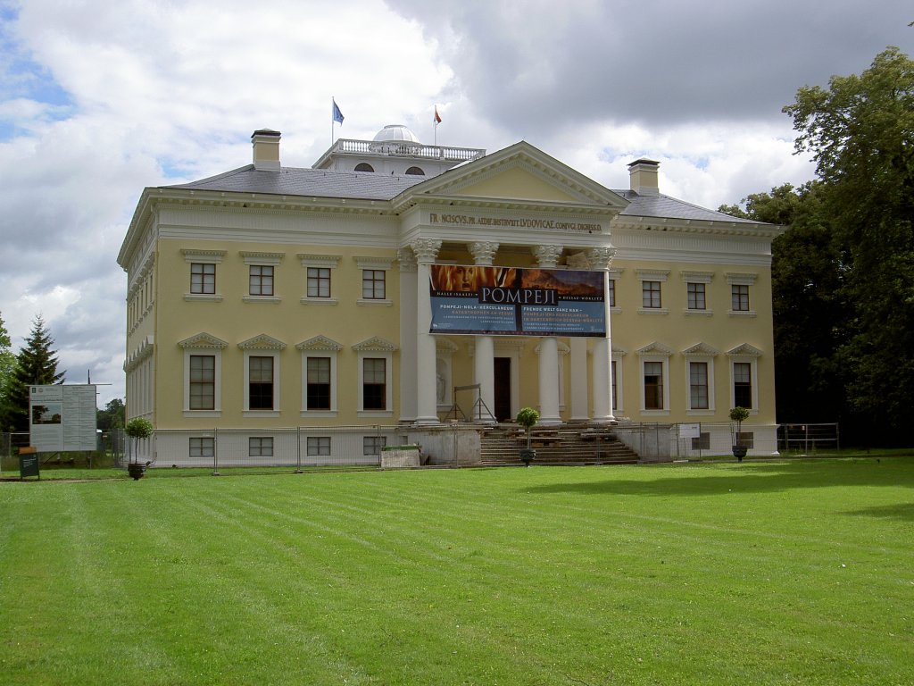 Schloss Wrlitz, erbaut von 1769 bis 1773 durch Baumeister Friedrich Wilhelm von 
Erdmannsdorff (15.07.2012)  