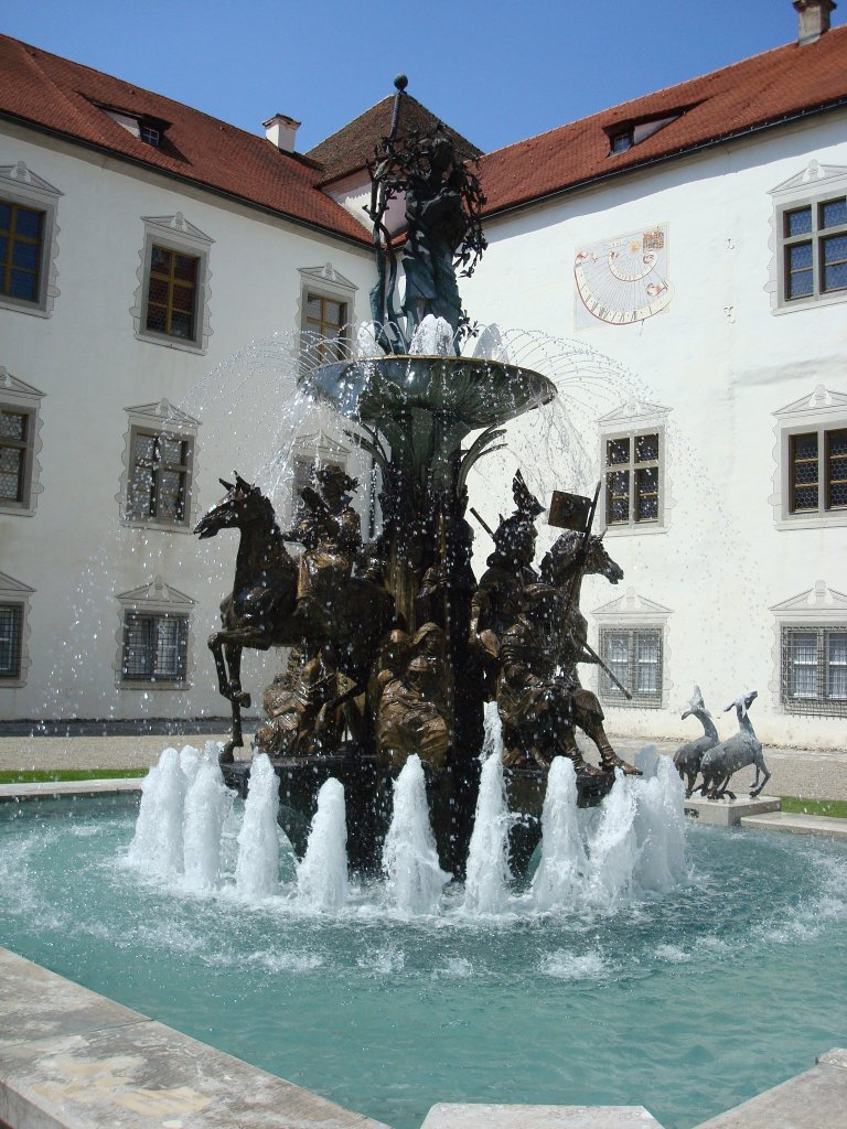 Schlo Zeil im Allgu,
der Brunnen im Ehrenhof stellt die Geschichte des Besitzergeschlechts
(von Waldburg) dar,
Mai 2008