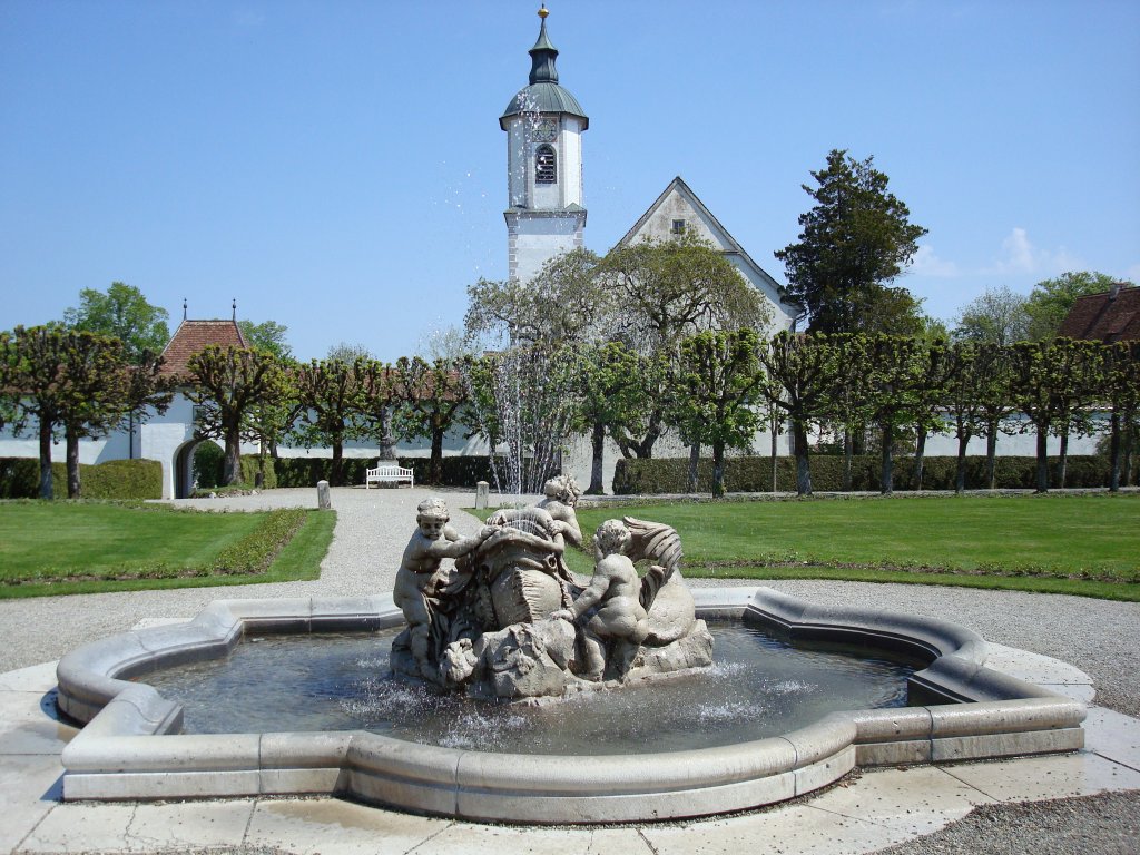 Schlo Zeil im Allgu,
Schlopark mit Brunnen und Pfarrkirche St.Maria,
Mai 2008