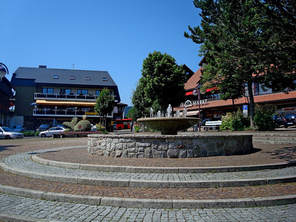 Schluchsee, der neugestaltete Kirchplatz mit Brunnen im Ortszentrum, Juli 2010