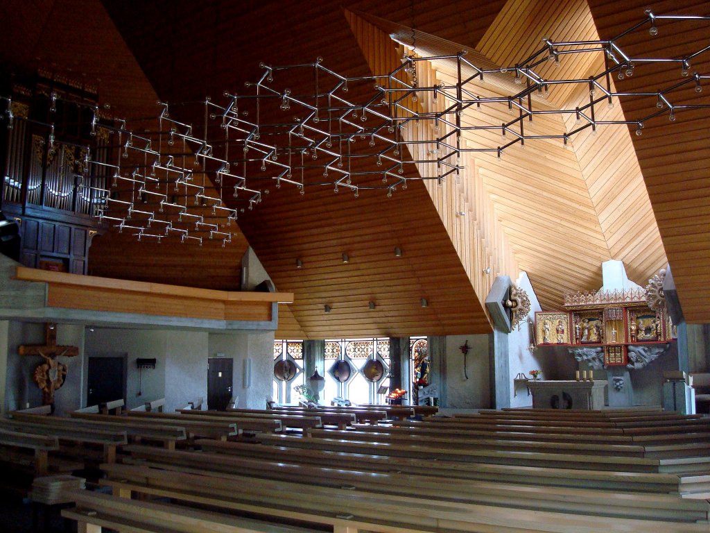 Schluchsee im Schwarzwald,
schn gestalteter Innenraum der 1980 erbauten Pfarrkirche St.Nikolaus,
Juli 2010