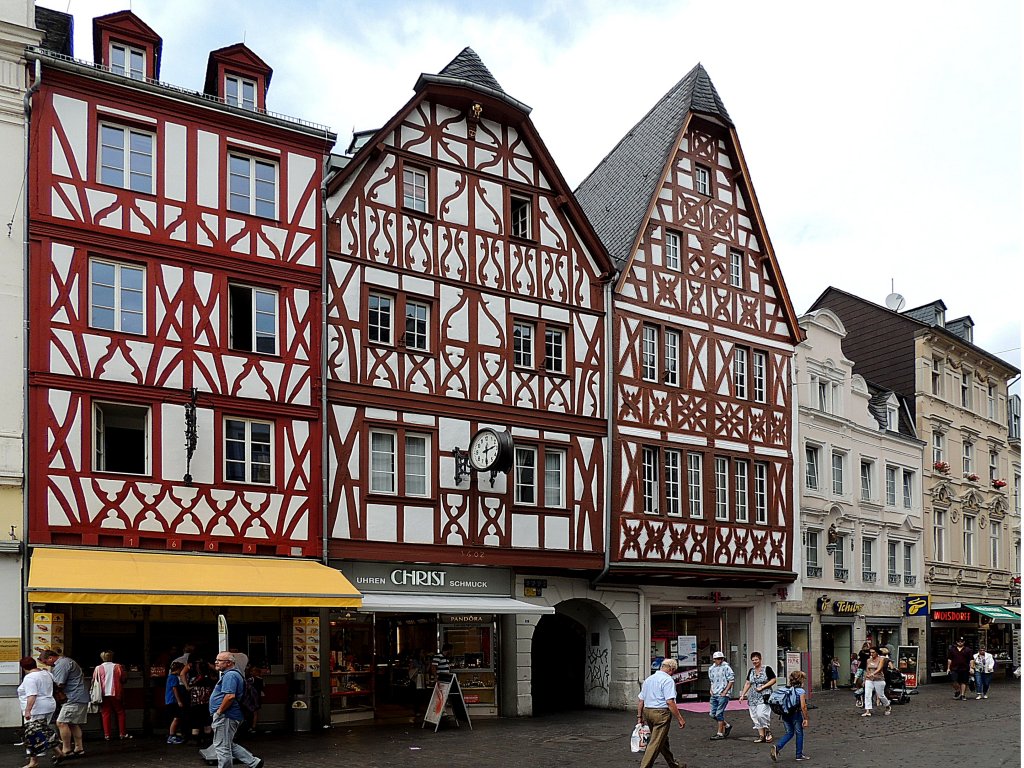 Schmucke Fachwerkshäuser verzieren den Hauptmarkt in TRIER; 120824