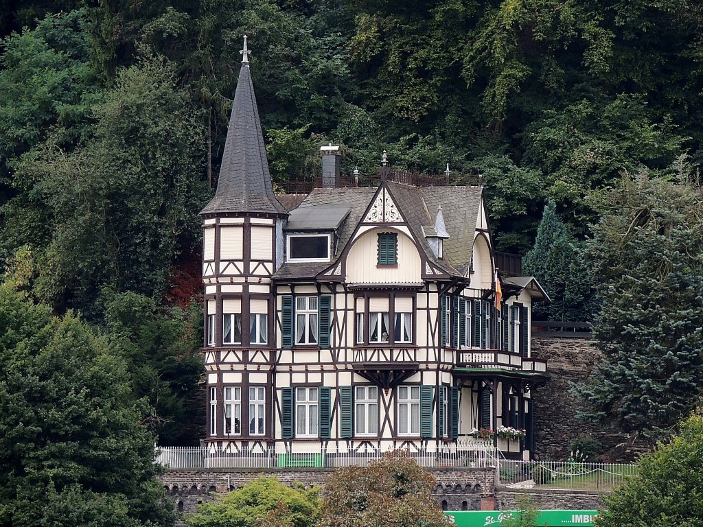 Schmucke Fachwerkvilla am Rheinufer von St.Goar; 120829