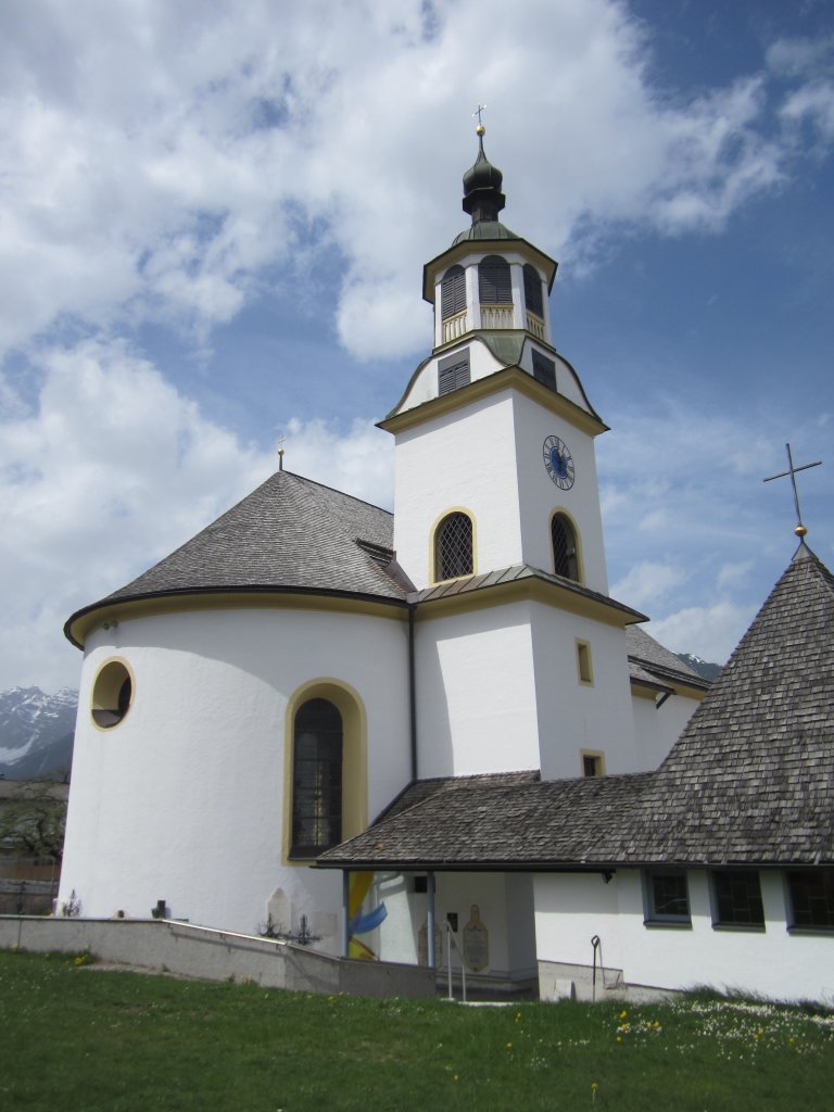 Schnberg im Stubaital, Hl. Kreuz Kirche, erbaut 1749 von Franz de Paula Penz
(01.05.2013)
