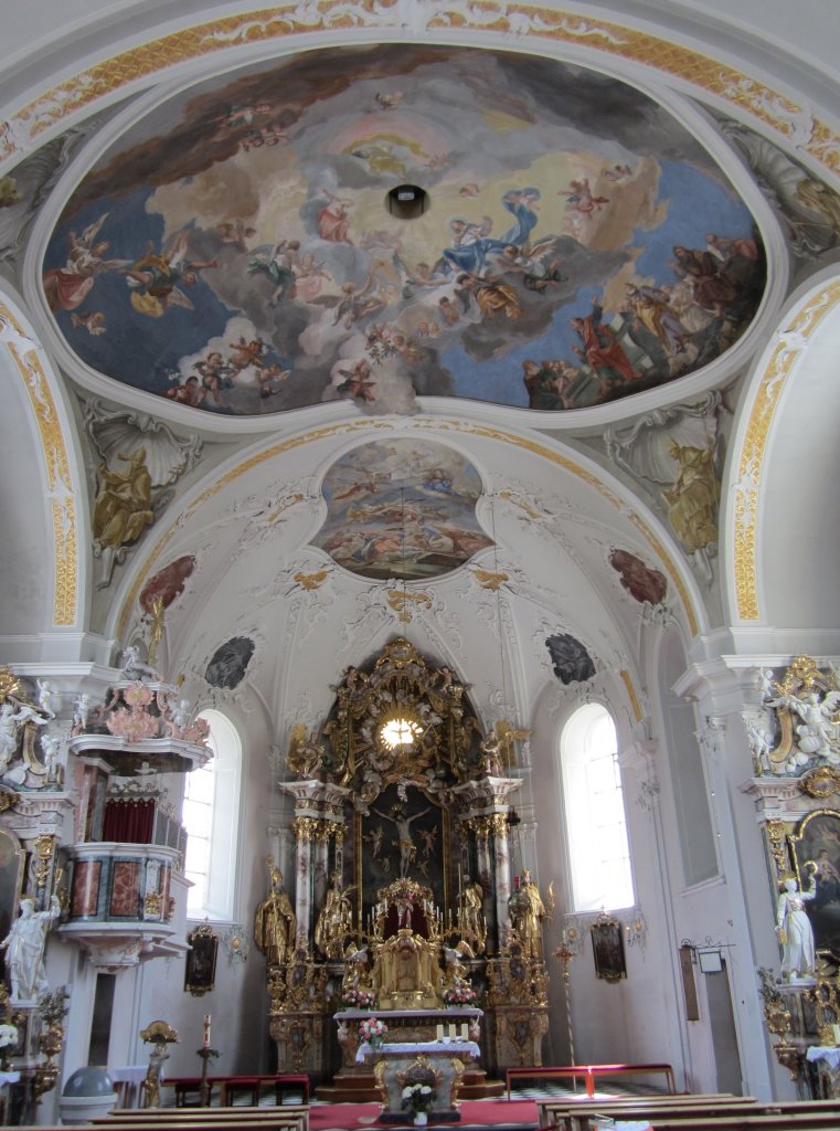 Schnberg im Stubaital, Hochaltar, Deckenfresko und Kanzel der Hl. Kreuz Kirche 
(01.05.2013)