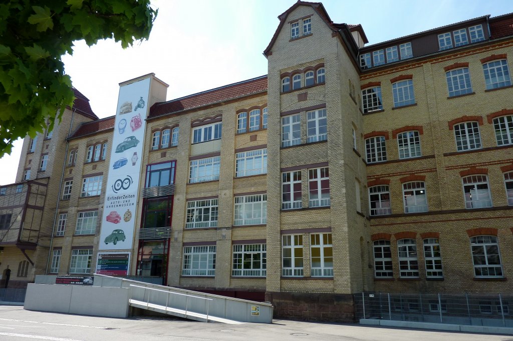 Schramberg, in dem Fabrikgebude der ehemaligen Hamburg-Amerikanischen Uhrenfabrik ist heute das sehenswerte Auto-und Uhrenmuseum untergebracht, Mai 2012