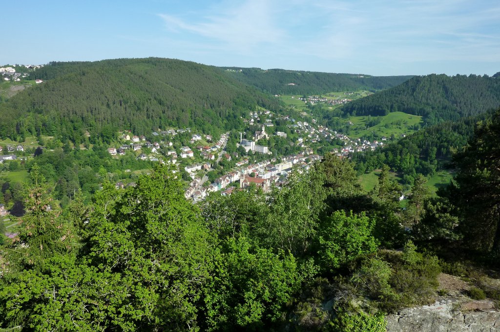 Schramberg im Schwarzwald, Blick von der Burgruine Hohenschramberg auf den Stadtteil Sulgen, Mai 2012