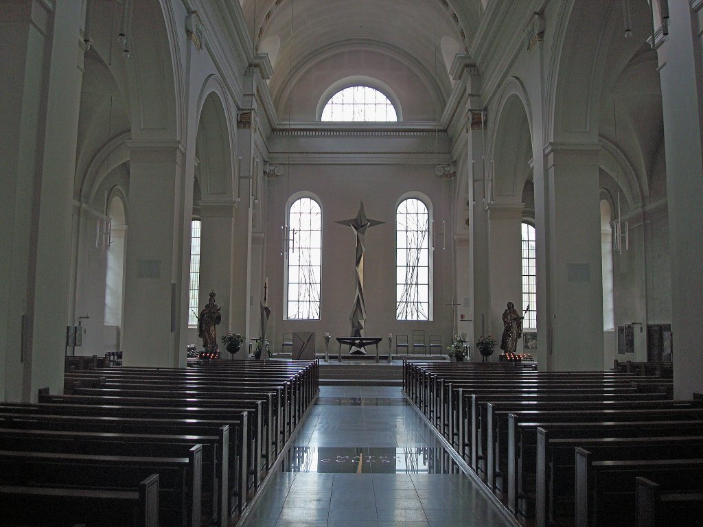 Schramberg im Schwarzwald, der Innenraum der Basilika Maria Himmelfahrt wurde 1993-94 neu gestaltet, Okt.2010