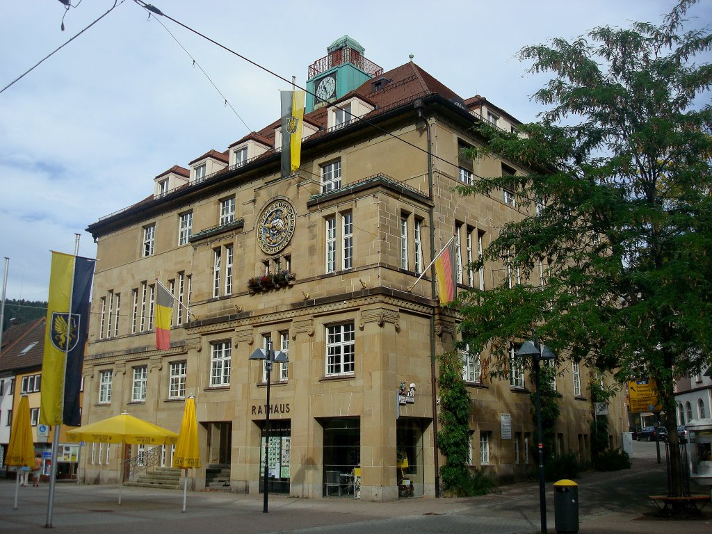 Schramberg im Schwarzwald,
das neue Rathaus  von 1907-13 geplant und erbaut, Architekten waren Biehl+Wolz aus Stuttgart, die astronomische Turmuhr stammt von der Firma Hrz aus Ulm, 
Aug.2010
