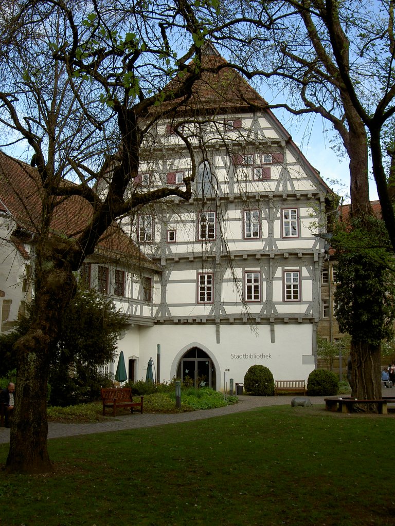 Schwbisch Gmnd, Stadtbibliothek, ehem. Amtshaus im Hl. Geist Spital, Ostalbkreis 
(26.04.2012)