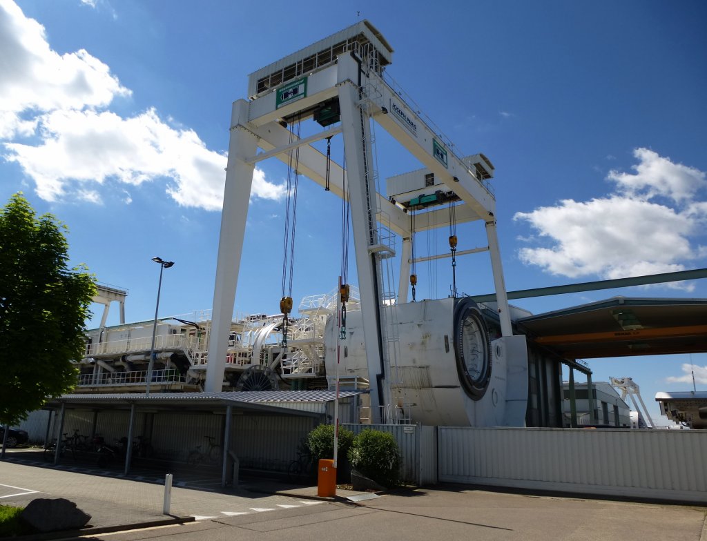 Schwanau, die ber 200m lange Tunnelbohrmaschine im Aufbau, wird nach Erprobung abgebaut und in alle Welt verschickt, Mai2013