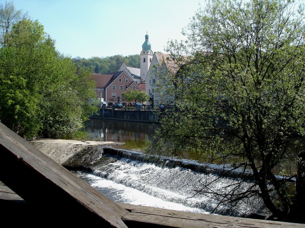 Schwandorf in der Oberpfalz, Blick auf das Stauwehr an der Naab und die Stadt, April 2007