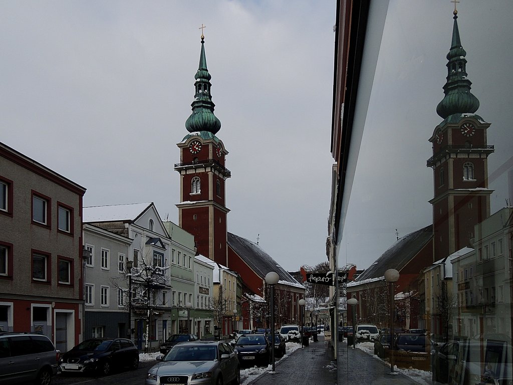 Schwanthalergasse mit Spiegelung der Rieder Stadtpfarrkirche; 130220
