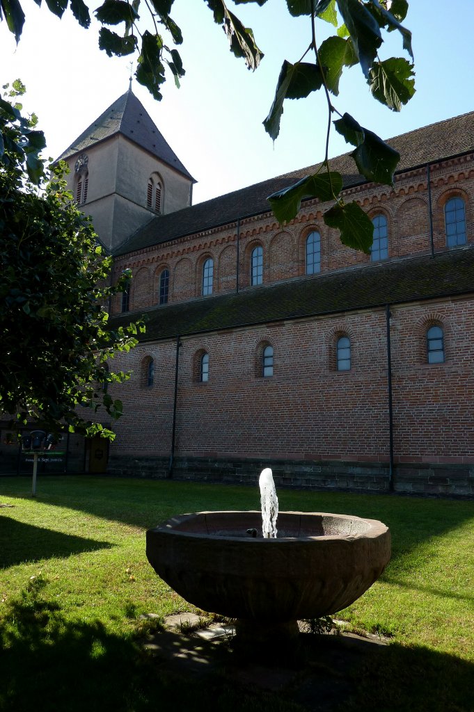 Schwarzach in Baden, romanische Brunnenschale (Kopie) vor der Klosterbasilika Schwarzach, Sept.2011