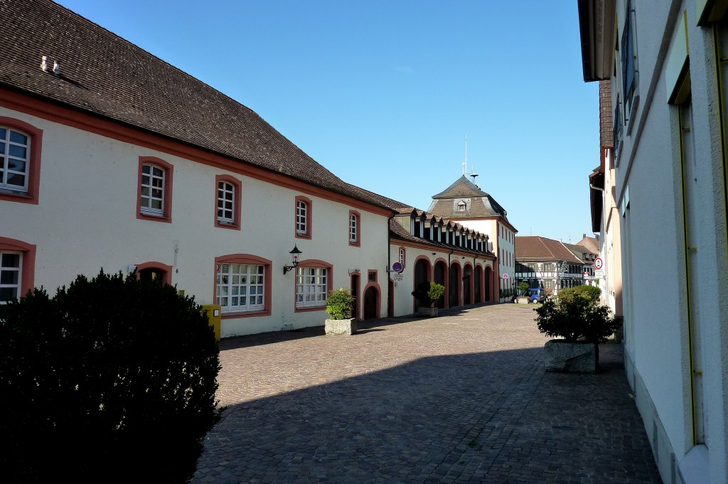 Schwarzach, Blick von der Klosterbasilika zum Ort, links ein Teil der noch vorhandenen Klostergebäude, Sept.2011